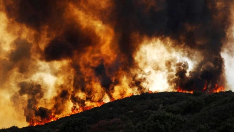 Ανίκητες φλόγες «σαρώνουν» : 14.000 πυροσβέστες απ’ όλες τις ΗΠΑ σπεύδουν στην Καλιφόρνια!